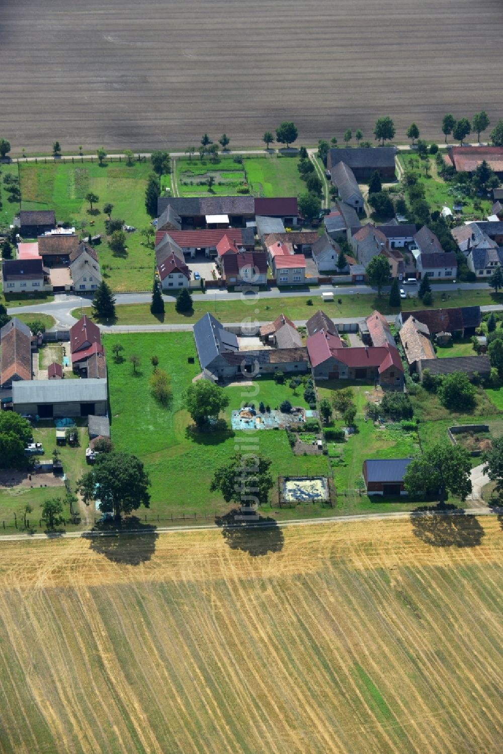 Kleinbahren aus der Vogelperspektive: Häuserreihen des Dorfes Kleinbahren im Bundesland Brandenburg in Deutschland