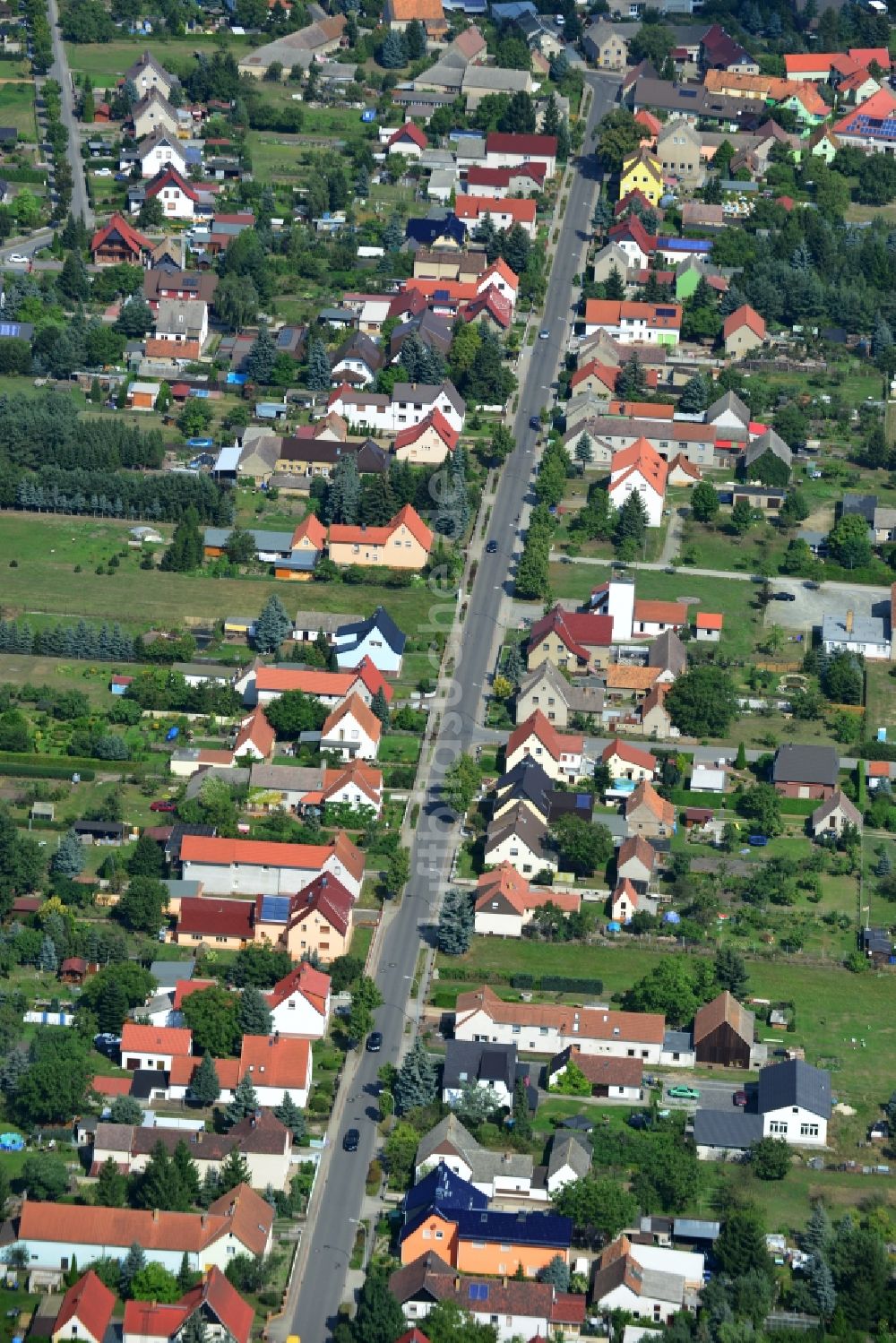 Tettau von oben - Häuserreihen des Dorfes Tettau im Bundesland Sachsen in Deutschland