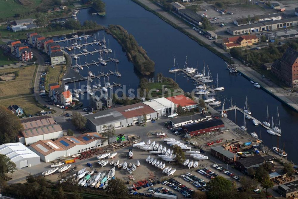 Luftbild Greifswald - Häuserzeile am Ryck