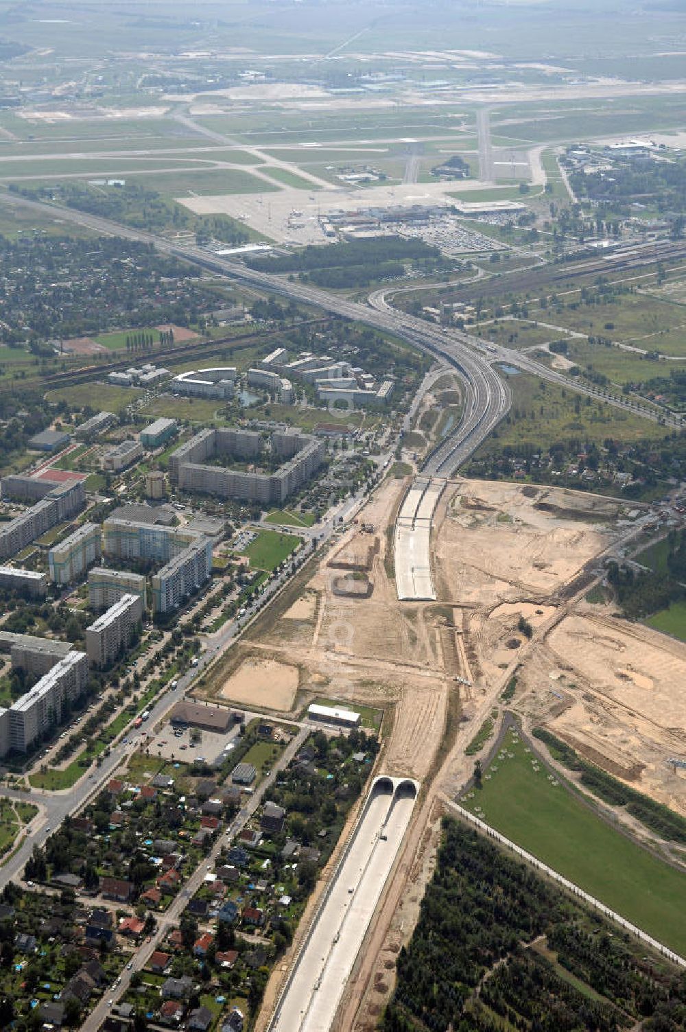 Schönefeld von oben - HVB Projekt GmbH Gewerbe- und Wohngebiet Roncasa