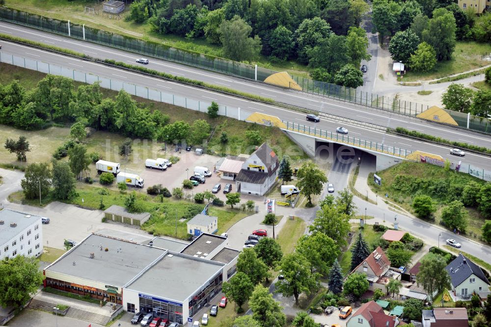 Bernau von oben - Hyundai, Family-Restaurant und Allround Autovermietung Bernau