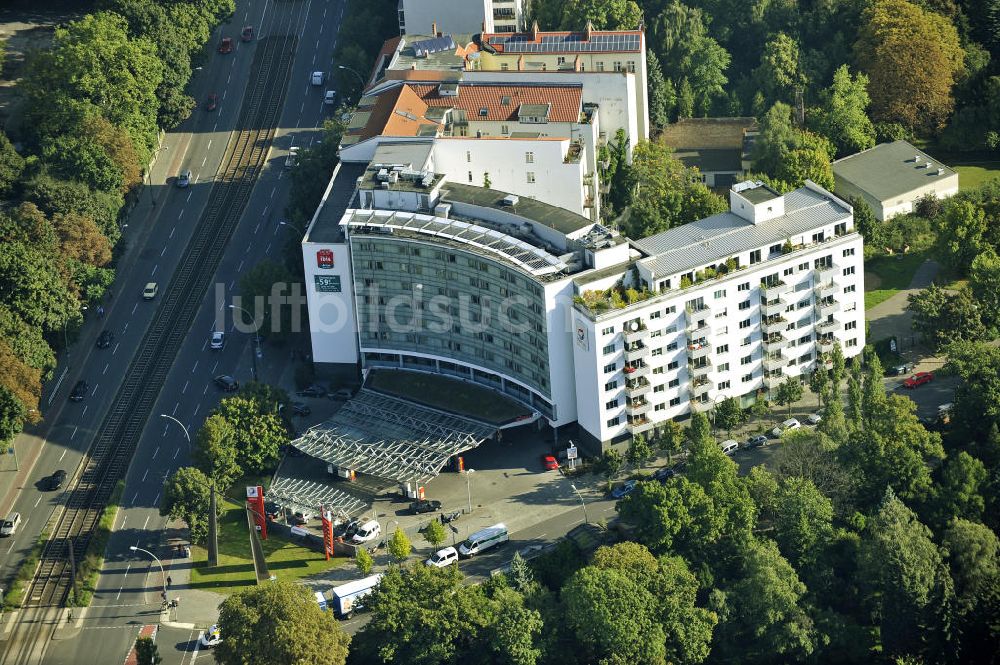 Berlin Friedrichshain aus der Vogelperspektive: Ibis-Hotel in Berlin-Mitte