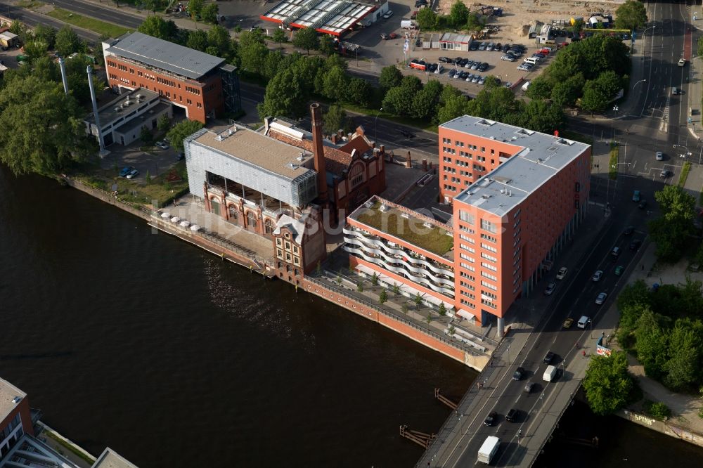 Berlin aus der Vogelperspektive: Ibis Hotel Berlin Ostbahnhof, an der Schillingbrücke Ecke Holzmarktstraße