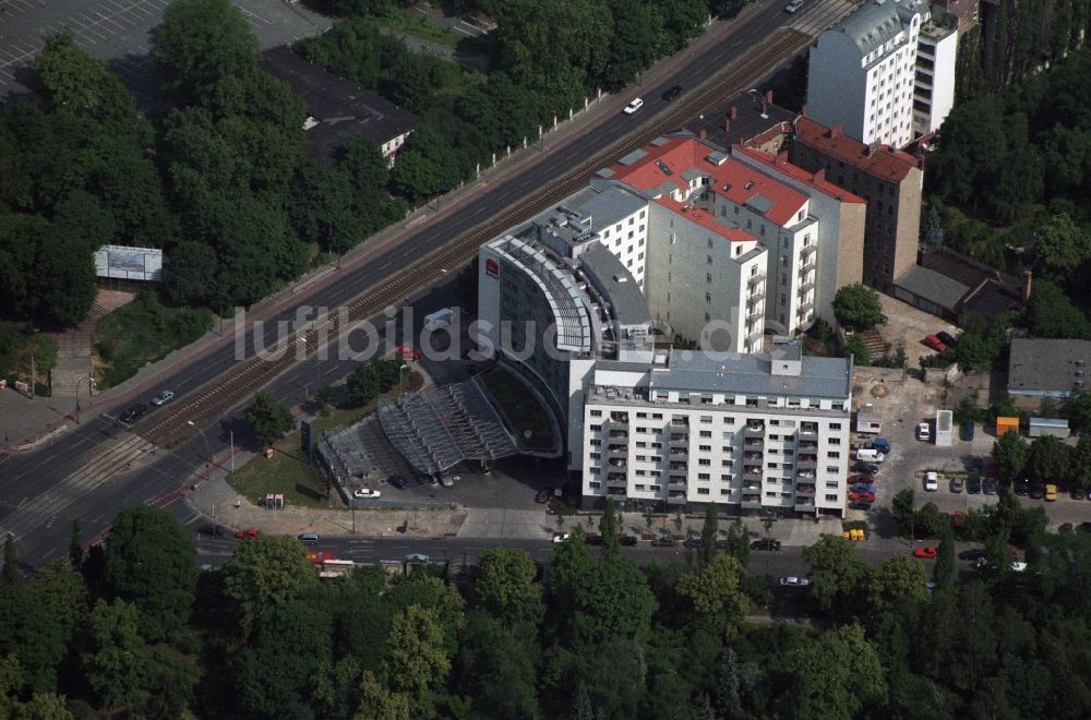 Berlin Friedrichshain aus der Vogelperspektive: IBIS Hotel- und Wohnhaus- Ensemble an der Prenzlauer Allee in Berlin Friedrichshain