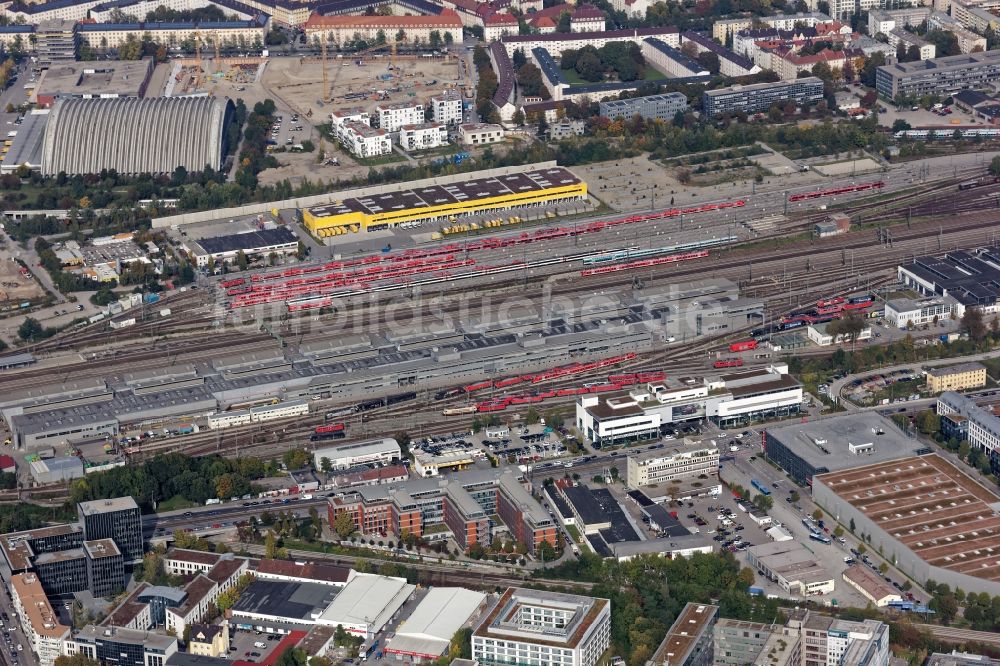 München aus der Vogelperspektive: ICE Lokschuppen und Rangiergleise zwischen Friedenheimer Brücke und Landsberger Straße in München Laim im Bundesland Bayern