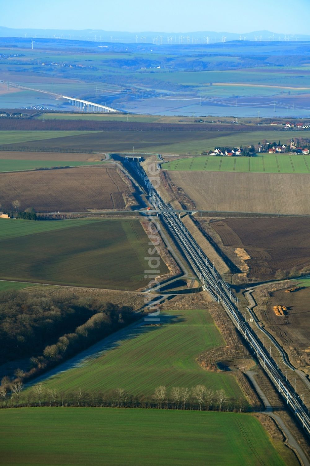 Steigra von oben - ICE Schienentunnel - Viadukt Osterberg- Tunnel der Deutschen Bahn in Steigra im Bundesland Sachsen-Anhalt