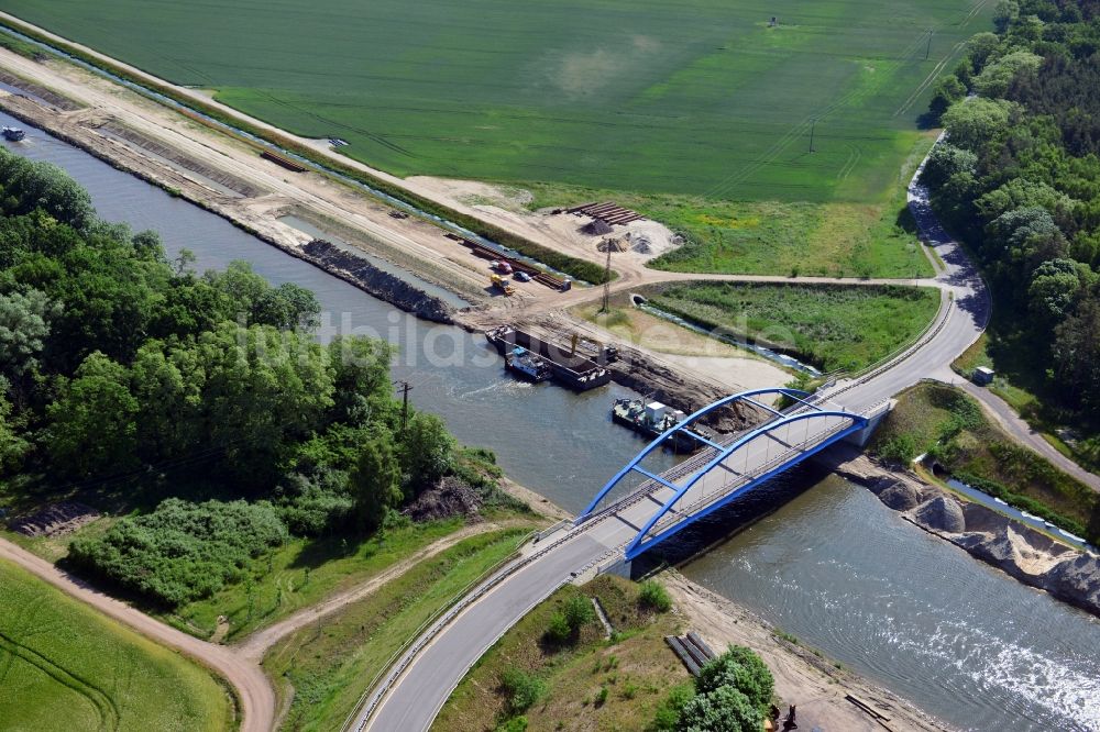 Ihleburg aus der Vogelperspektive: Ihleburger Brücke und Ablagerungsflächen am Ufer des Elbe-Havel-Kanals bei Ihleburg im Bundesland Sachsen-Anhalt