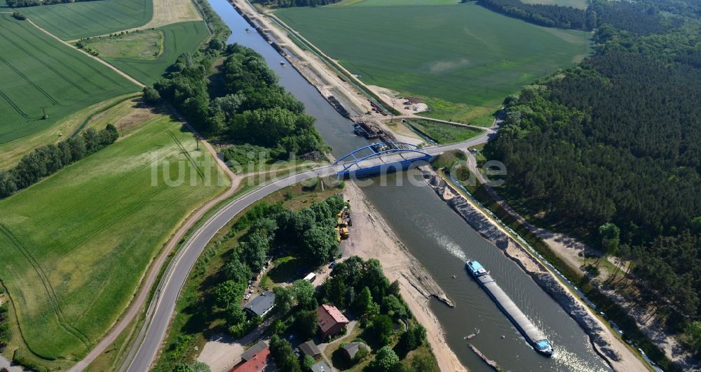 Luftbild Ihleburg - Ihleburger Brücke und Ablagerungsflächen am Ufer des Elbe-Havel-Kanals bei Ihleburg im Bundesland Sachsen-Anhalt