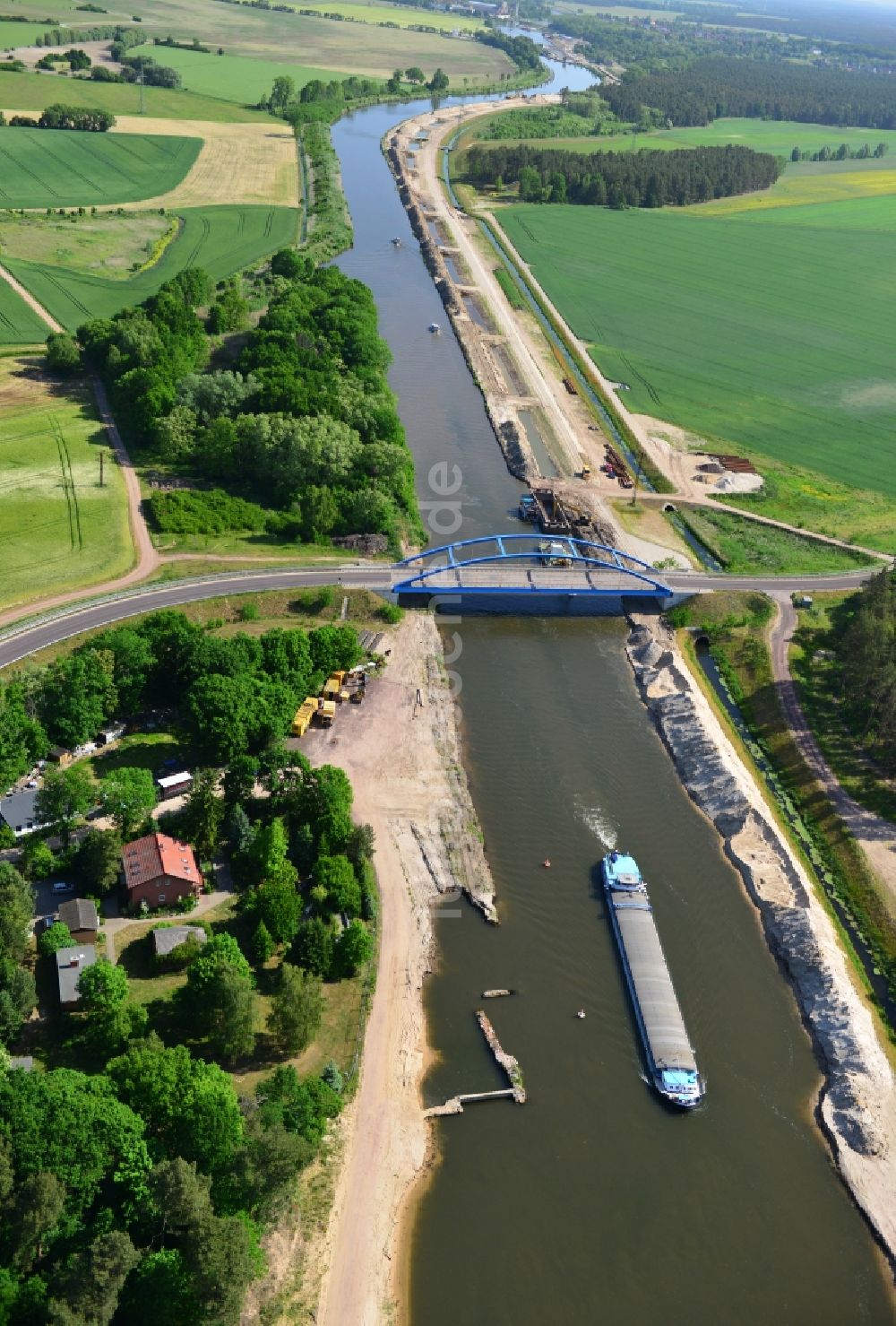 Luftaufnahme Ihleburg - Ihleburger Brücke und Ablagerungsflächen am Ufer des Elbe-Havel-Kanals bei Ihleburg im Bundesland Sachsen-Anhalt