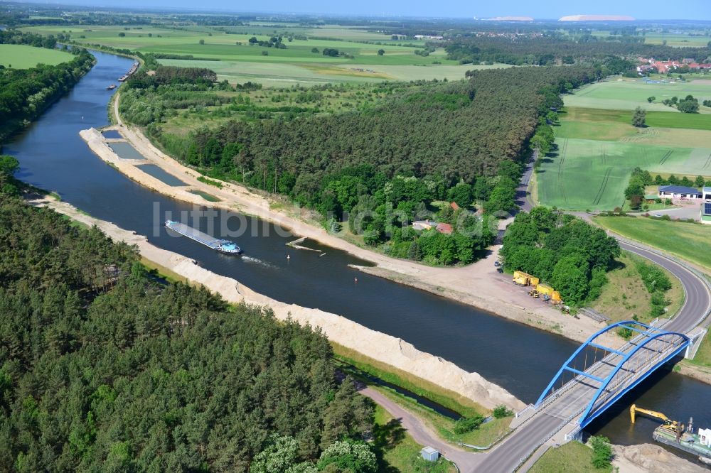 Ihleburg von oben - Ihleburger Brücke und Ablagerungsflächen am Ufer des Elbe-Havel-Kanals bei Ihleburg im Bundesland Sachsen-Anhalt