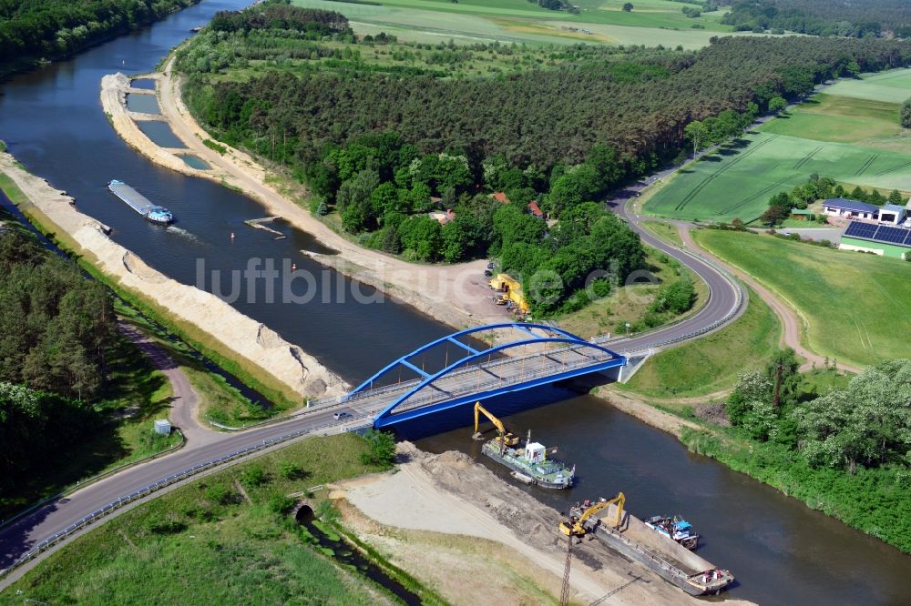 Ihleburg aus der Vogelperspektive: Ihleburger Brücke und Ablagerungsflächen am Ufer des Elbe-Havel-Kanals bei Ihleburg im Bundesland Sachsen-Anhalt