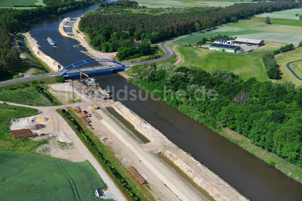 Luftbild Ihleburg - Ihleburger Brücke und Ablagerungsflächen am Ufer des Elbe-Havel-Kanals bei Ihleburg im Bundesland Sachsen-Anhalt