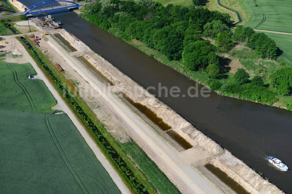 Luftaufnahme Ihleburg - Ihleburger Brücke und Ablagerungsflächen am Ufer des Elbe-Havel-Kanals bei Ihleburg im Bundesland Sachsen-Anhalt