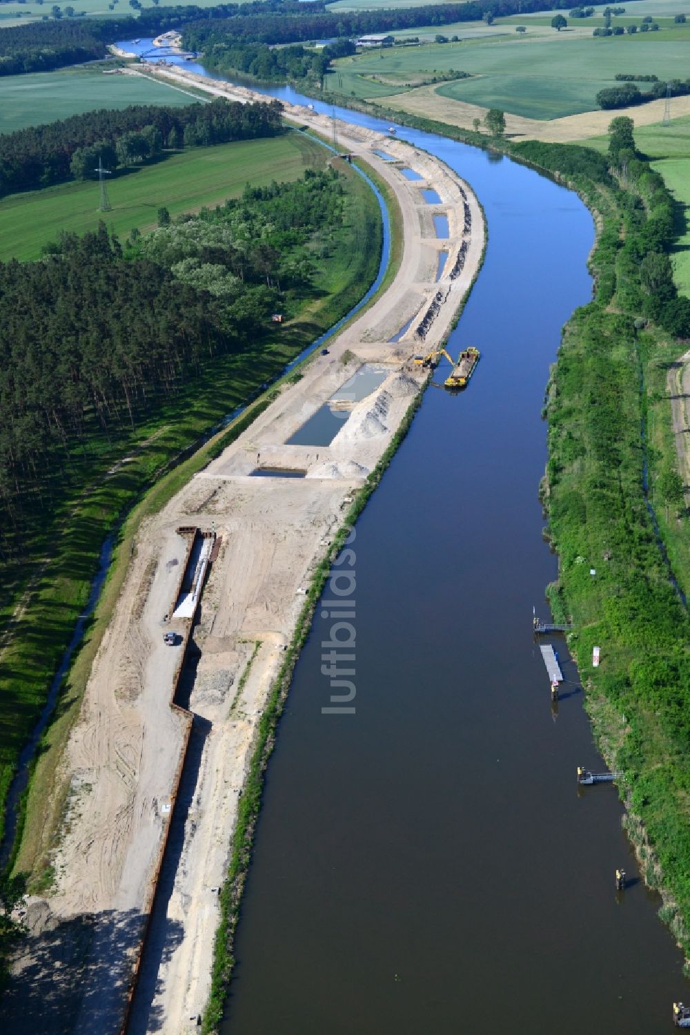 Luftbild Ihleburg - Ihleburger Brücke und Ablagerungsflächen am Ufer des Elbe-Havel-Kanals bei Ihleburg im Bundesland Sachsen-Anhalt