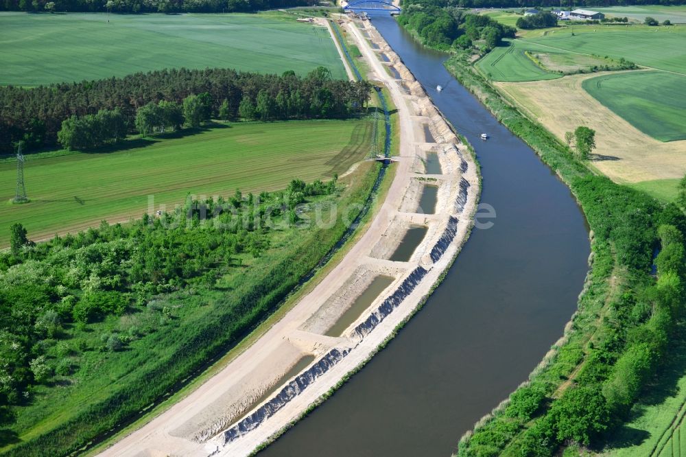 Luftaufnahme Ihleburg - Ihleburger Brücke und Ablagerungsflächen am Ufer des Elbe-Havel-Kanals bei Ihleburg im Bundesland Sachsen-Anhalt