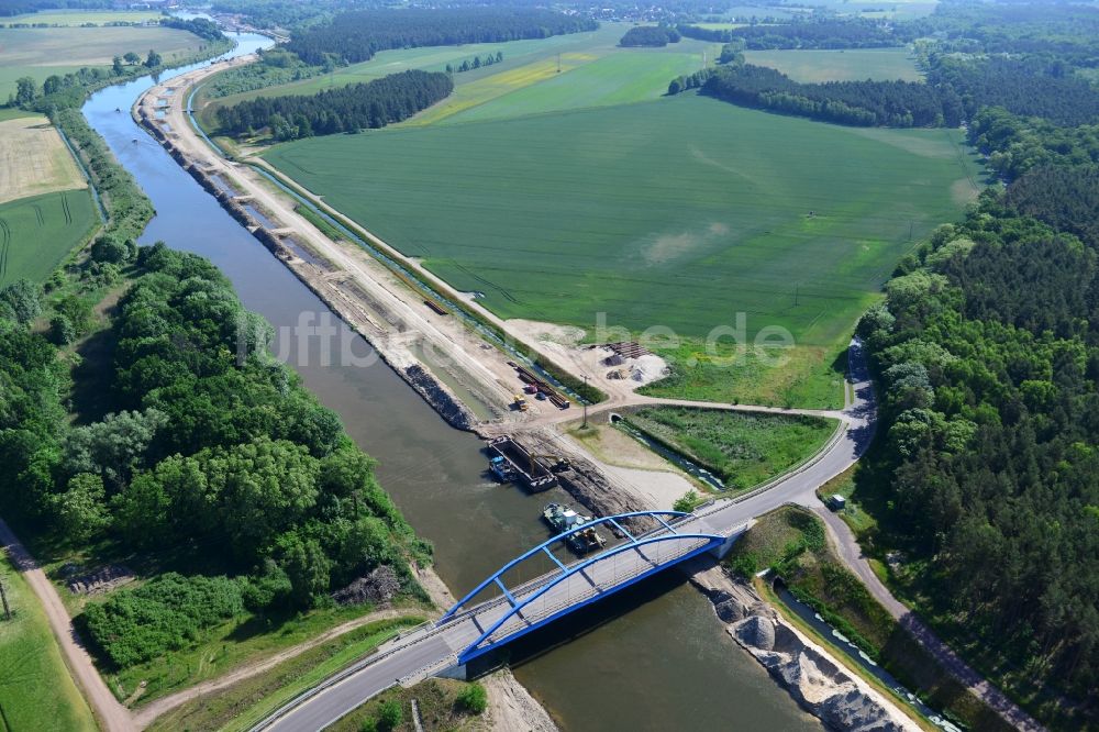 Ihleburg aus der Vogelperspektive: Ihleburger Brücke und Ablagerungsflächen am Ufer des Elbe-Havel-Kanals bei Ihleburg im Bundesland Sachsen-Anhalt