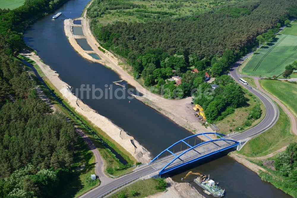 Luftbild Ihleburg - Ihleburger Brücke und Ablagerungsflächen am Ufer des Elbe-Havel-Kanals bei Ihleburg im Bundesland Sachsen-Anhalt