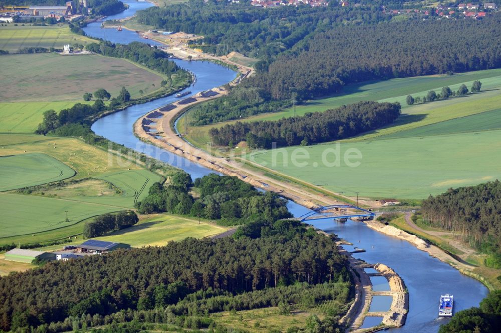 Luftaufnahme Ihleburg - Ihleburger Brücke und Ablagerungsflächen am Ufer des Elbe-Havel-Kanals bei Ihleburg im Bundesland Sachsen-Anhalt