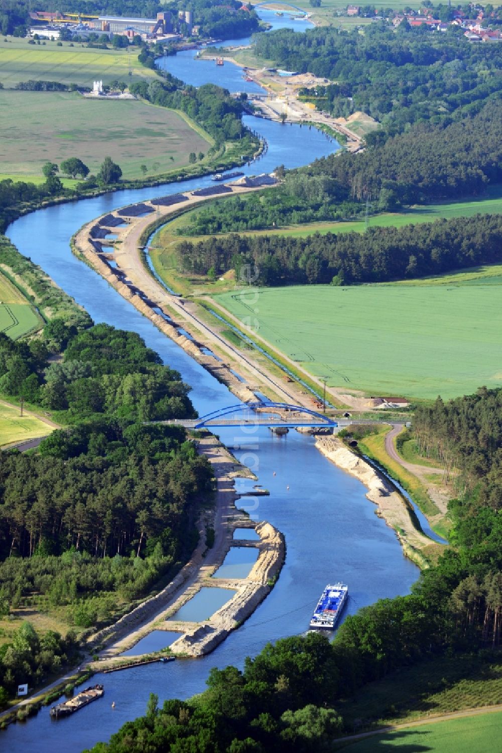 Ihleburg von oben - Ihleburger Brücke und Ablagerungsflächen am Ufer des Elbe-Havel-Kanals bei Ihleburg im Bundesland Sachsen-Anhalt