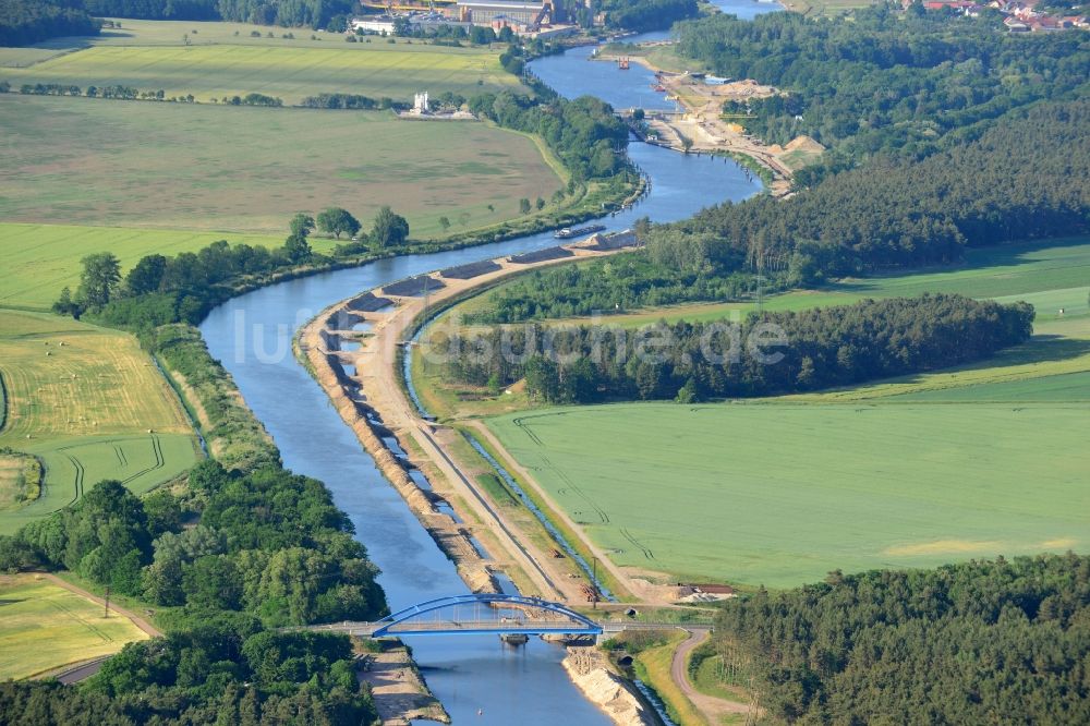 Ihleburg aus der Vogelperspektive: Ihleburger Brücke und Ablagerungsflächen am Ufer des Elbe-Havel-Kanals bei Ihleburg im Bundesland Sachsen-Anhalt