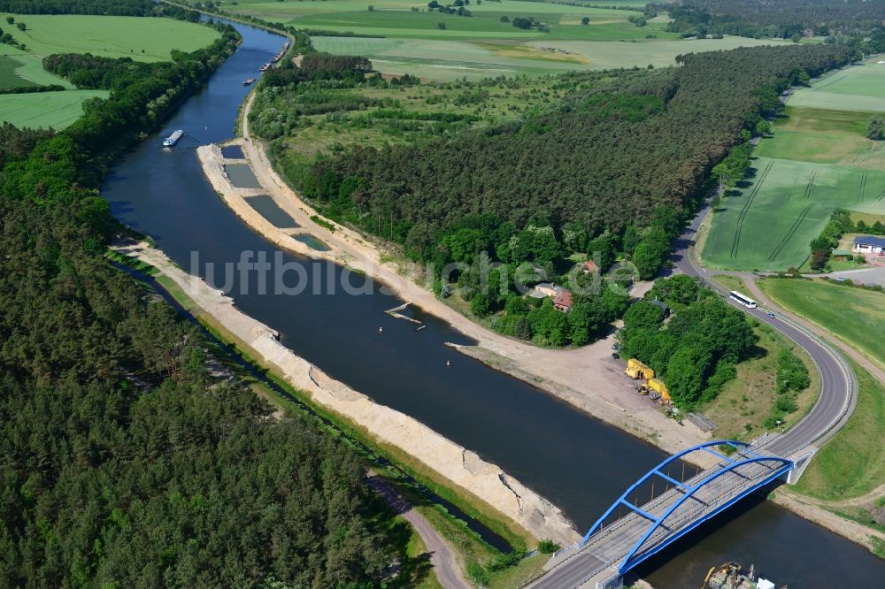 Luftaufnahme Ihleburg - Ihleburger Brücke und Ablagerungsflächen am Ufer des Elbe-Havel-Kanals bei Ihleburg im Bundesland Sachsen-Anhalt