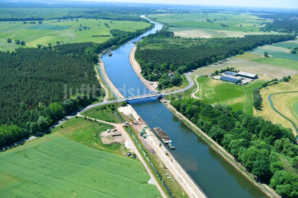 Ihleburg von oben - Ihleburger Brücke und Ablagerungsflächen am Ufer des Elbe-Havel-Kanals bei Ihleburg im Bundesland Sachsen-Anhalt