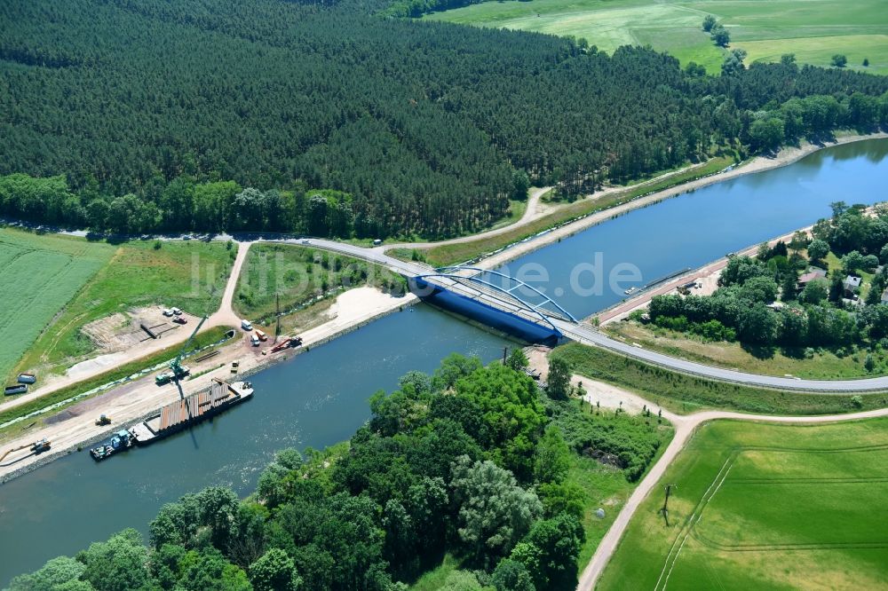 Ihleburg aus der Vogelperspektive: Ihleburger Brücke und Ablagerungsflächen am Ufer des Elbe-Havel-Kanals bei Ihleburg im Bundesland Sachsen-Anhalt