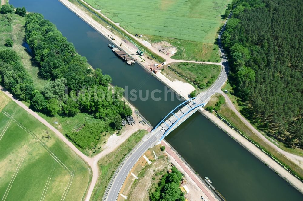 Luftbild Ihleburg - Ihleburger Brücke und Ablagerungsflächen am Ufer des Elbe-Havel-Kanals bei Ihleburg im Bundesland Sachsen-Anhalt