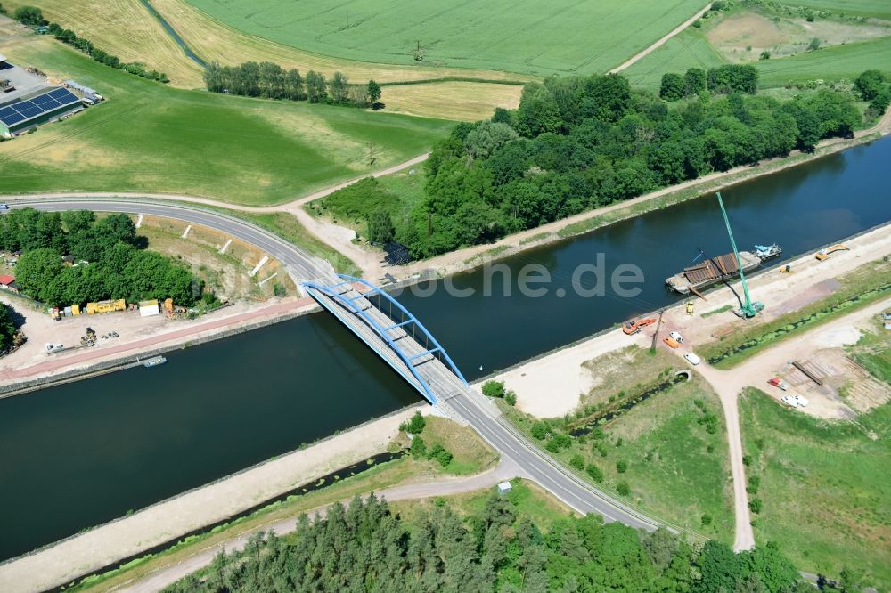Luftaufnahme Ihleburg - Ihleburger Brücke und Ablagerungsflächen am Ufer des Elbe-Havel-Kanals bei Ihleburg im Bundesland Sachsen-Anhalt