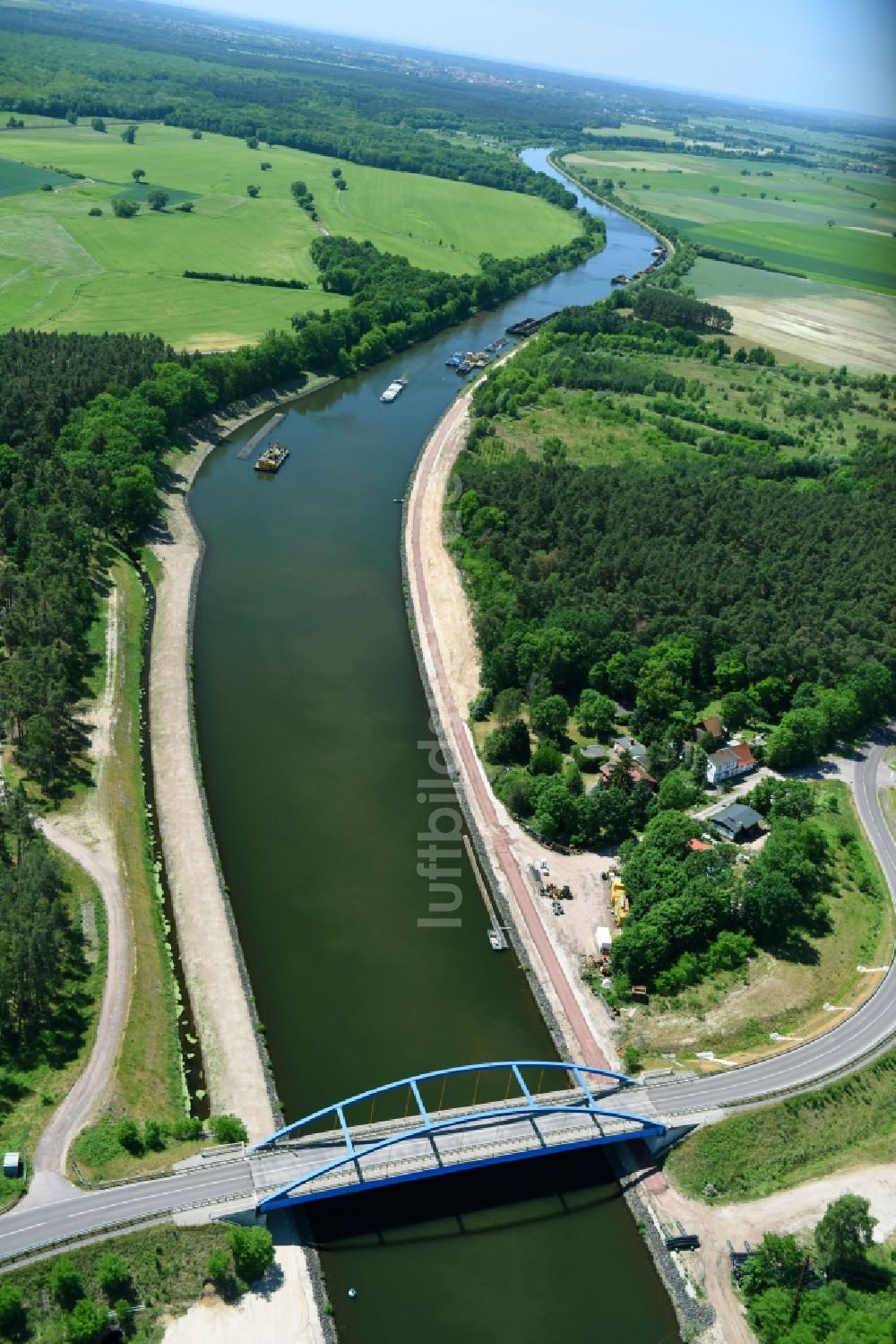 Ihleburg von oben - Ihleburger Brücke und Ablagerungsflächen am Ufer des Elbe-Havel-Kanals bei Ihleburg im Bundesland Sachsen-Anhalt