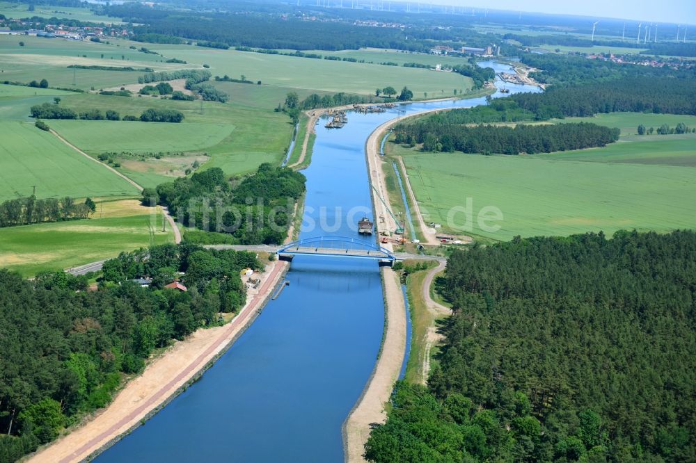 Luftbild Ihleburg - Ihleburger Brücke und Ablagerungsflächen am Ufer des Elbe-Havel-Kanals bei Ihleburg im Bundesland Sachsen-Anhalt