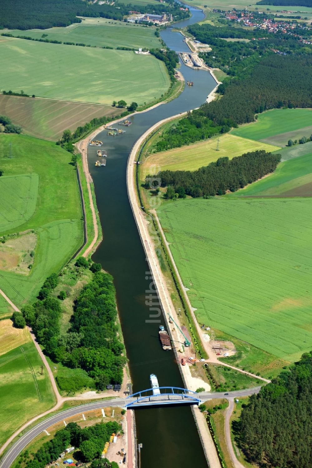 Ihleburg von oben - Ihleburger Brücke und Ablagerungsflächen am Ufer des Elbe-Havel-Kanals bei Ihleburg im Bundesland Sachsen-Anhalt