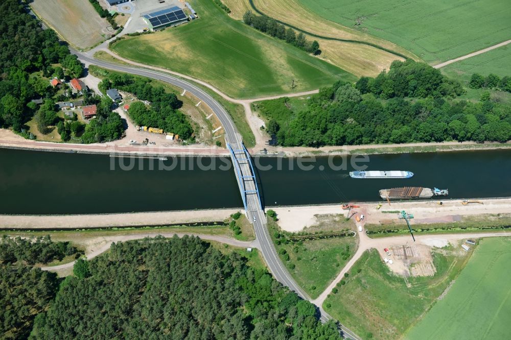 Ihleburg aus der Vogelperspektive: Ihleburger Brücke und Ablagerungsflächen am Ufer des Elbe-Havel-Kanals bei Ihleburg im Bundesland Sachsen-Anhalt