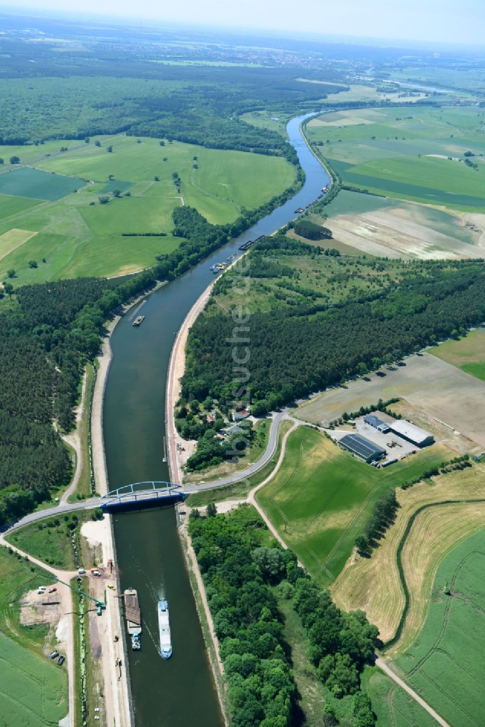 Luftbild Ihleburg - Ihleburger Brücke und Ablagerungsflächen am Ufer des Elbe-Havel-Kanals bei Ihleburg im Bundesland Sachsen-Anhalt