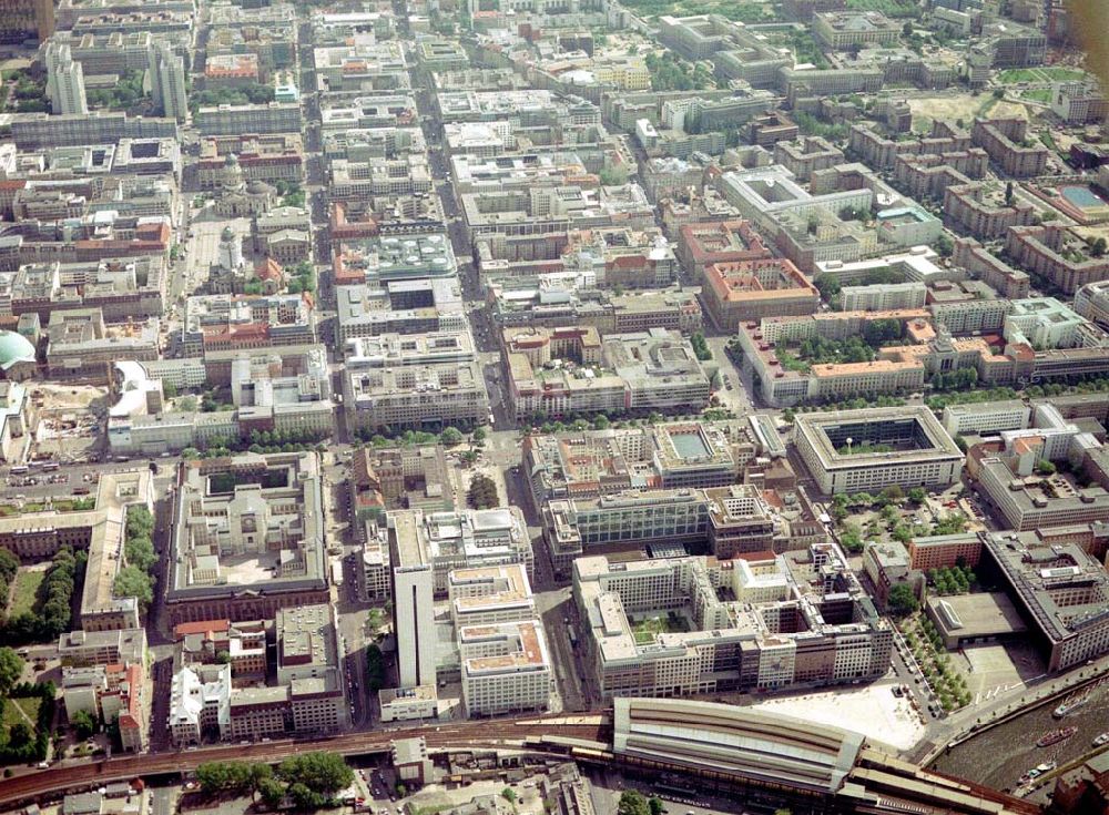 Berlin - Mitte aus der Vogelperspektive: IHZ der WBM-Gruppe am Bahnhof Friedrichstraße in Berlin-Mitte