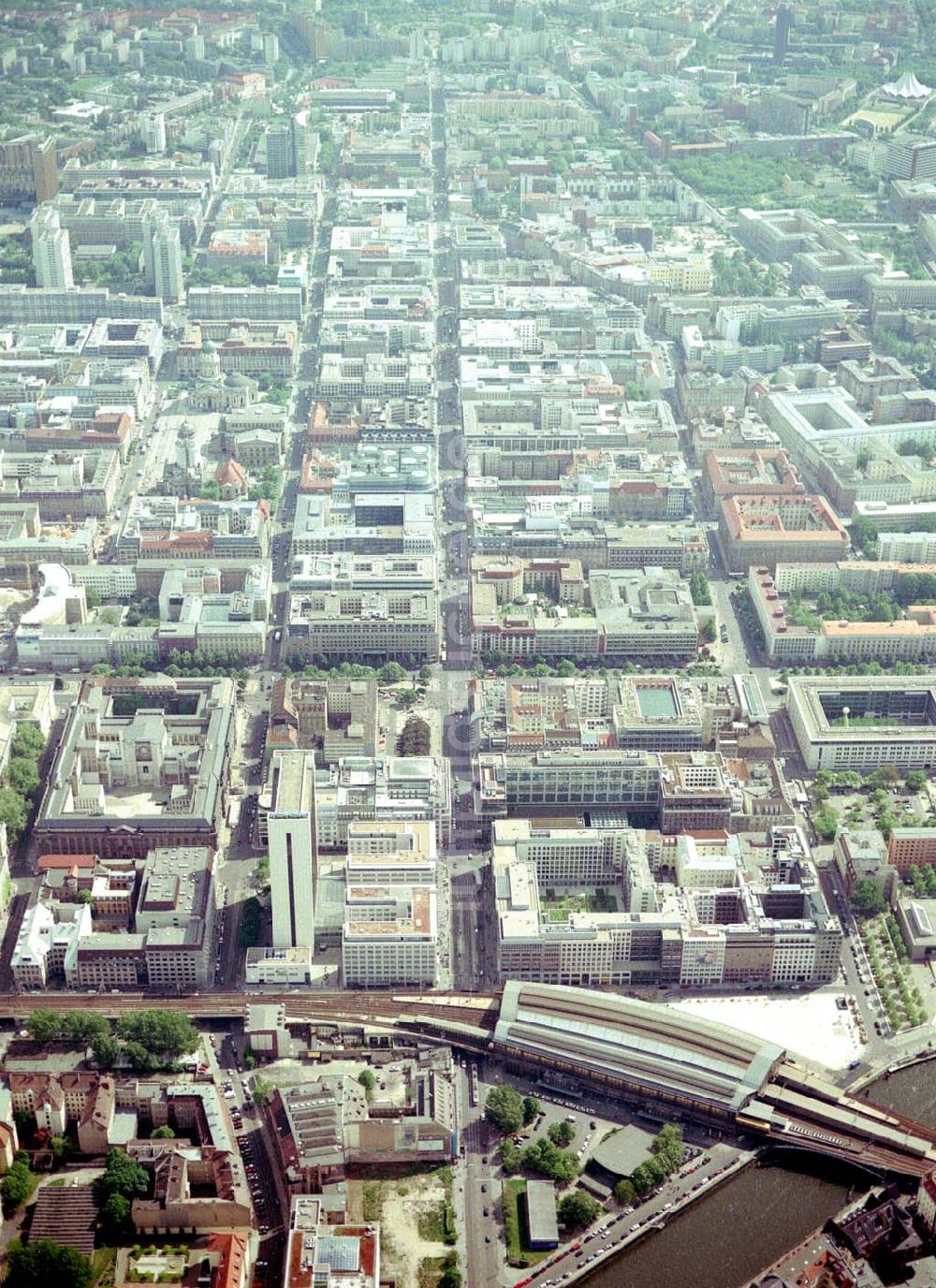 Luftaufnahme Berlin - Mitte - IHZ der WBM-Gruppe am Bahnhof Friedrichstraße in Berlin-Mitte