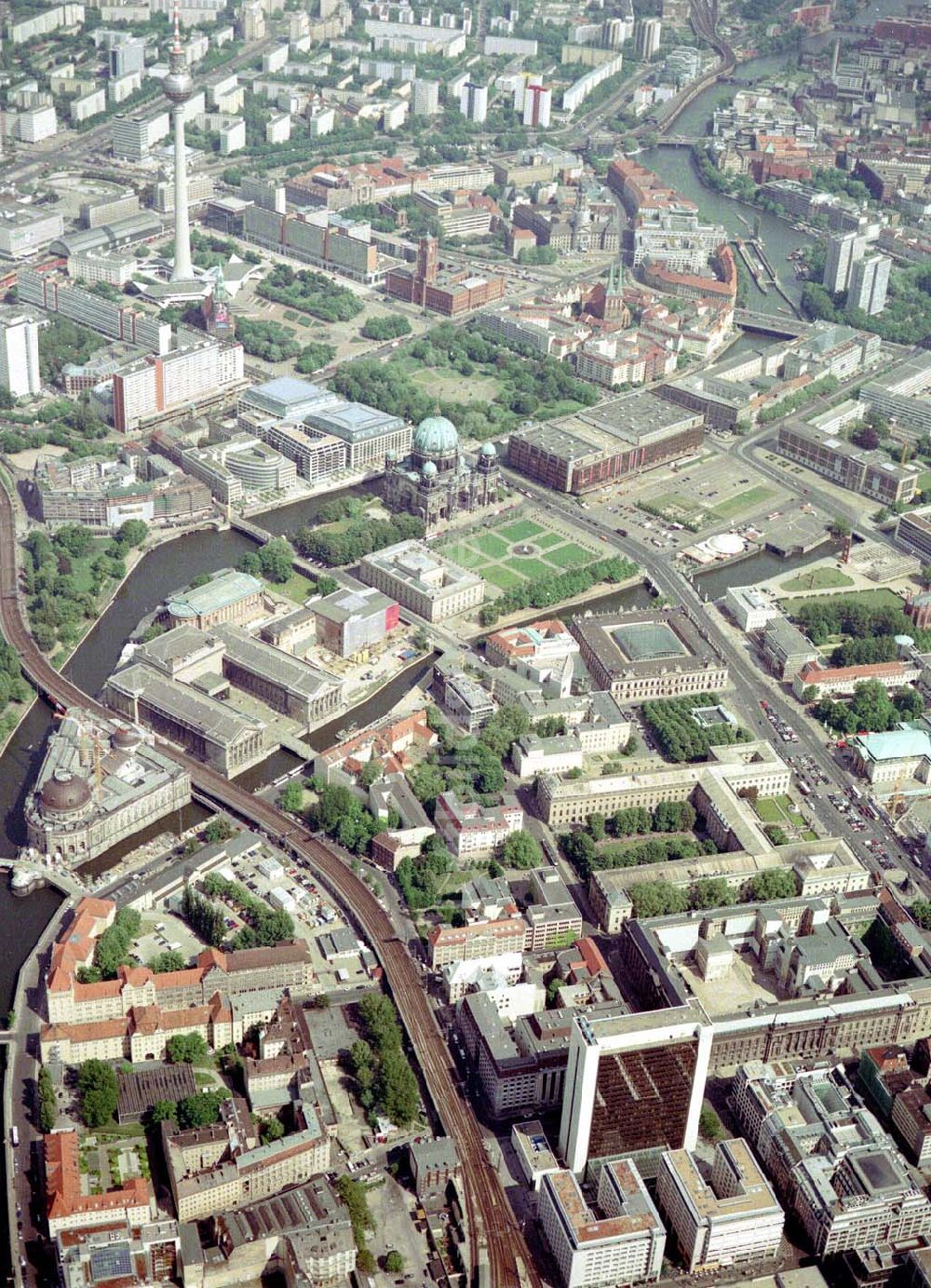 Luftbild Berlin - Mitte - IHZ der WBM-Gruppe am Bahnhof Friedrichstraße in Berlin-Mitte