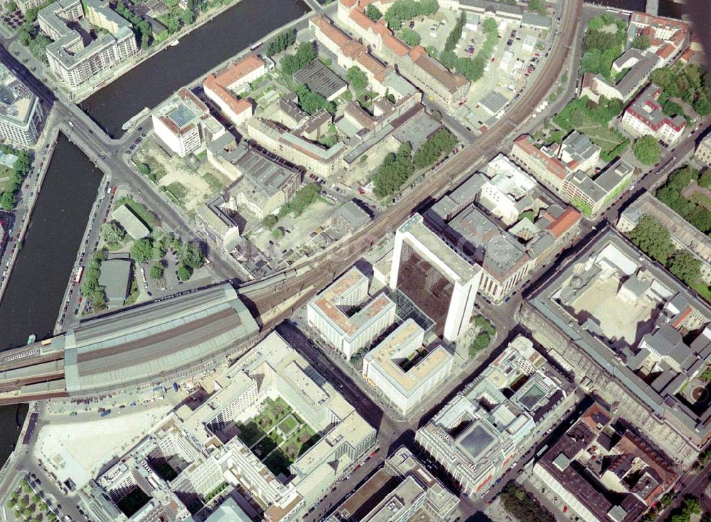 Luftaufnahme Berlin - Mitte - IHZ der WBM-Gruppe am Bahnhof Friedrichstraße in Berlin-Mitte