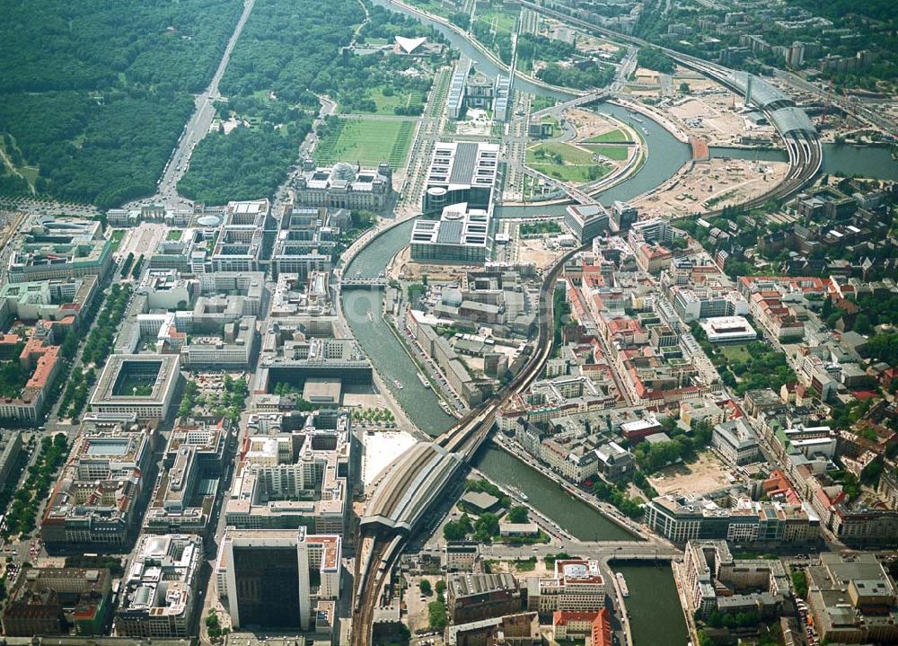 Berlin - Mitte von oben - IHZ der WBM-Gruppe am Bahnhof Friedrichstraße in Berlin-Mitte