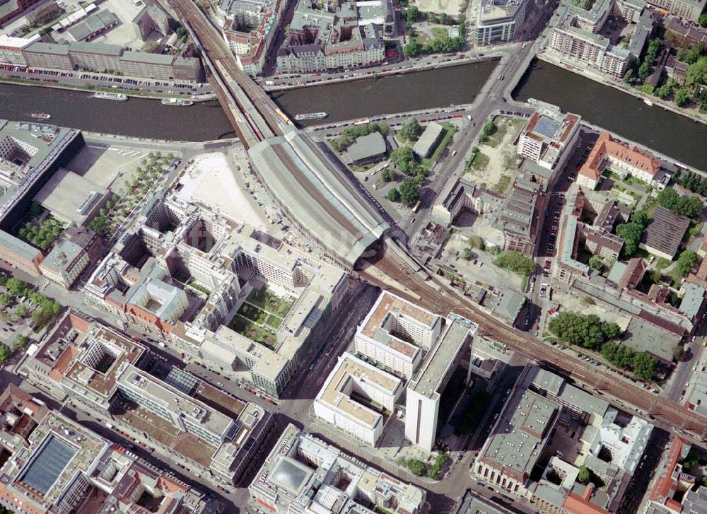 Berlin - Mitte aus der Vogelperspektive: IHZ der WBM-Gruppe am Bahnhof Friedrichstraße in Berlin-Mitte