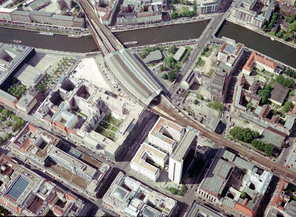 Luftbild Berlin - Mitte - IHZ der WBM-Gruppe am Bahnhof Friedrichstraße in Berlin-Mitte