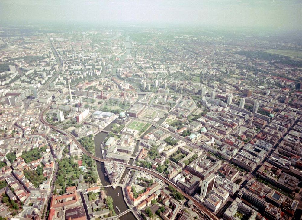 Luftaufnahme Berlin - Mitte - IHZ der WBM-Gruppe am Bahnhof Friedrichstraße in Berlin-Mitte