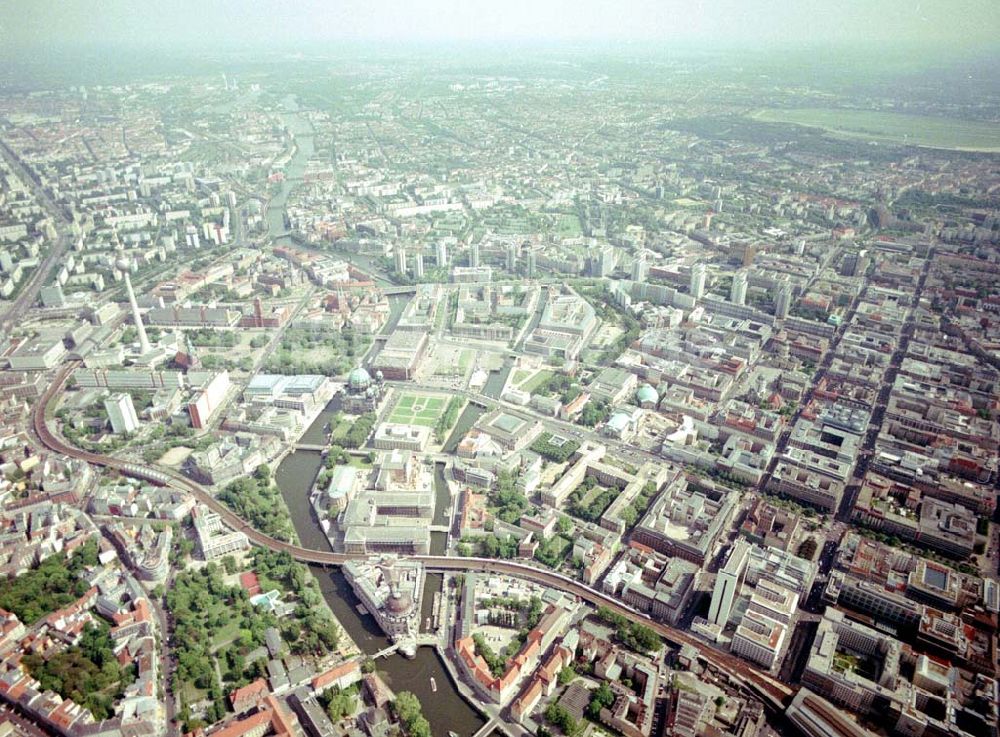 Berlin - Mitte von oben - IHZ der WBM-Gruppe am Bahnhof Friedrichstraße in Berlin-Mitte