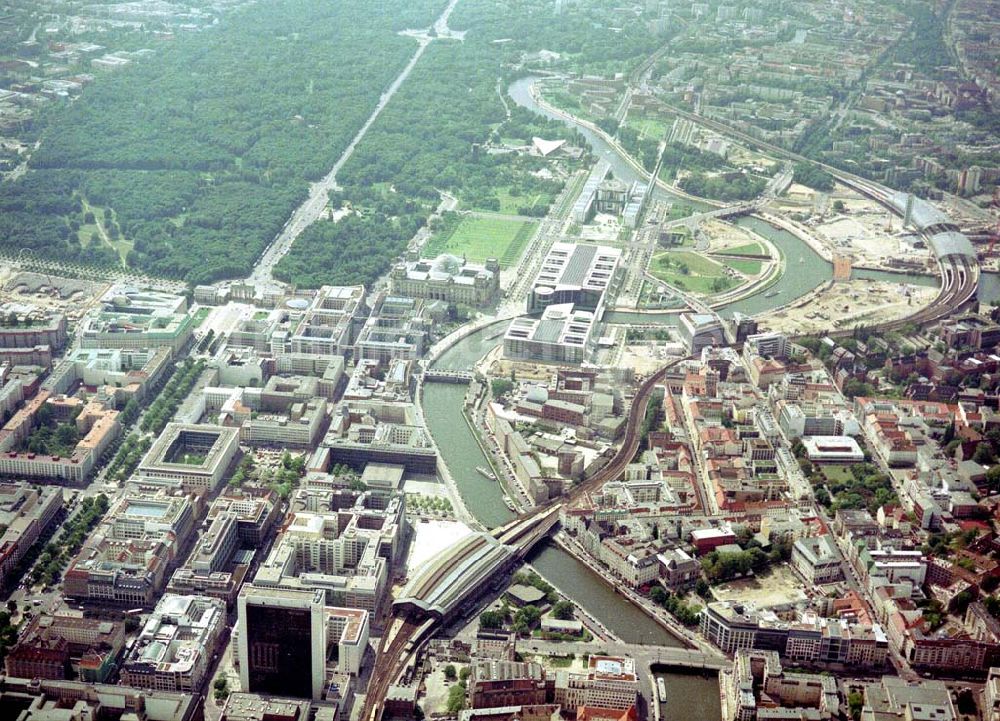 Luftaufnahme Berlin - Mitte - IHZ der WBM-Gruppe am Bahnhof Friedrichstraße in Berlin-Mitte