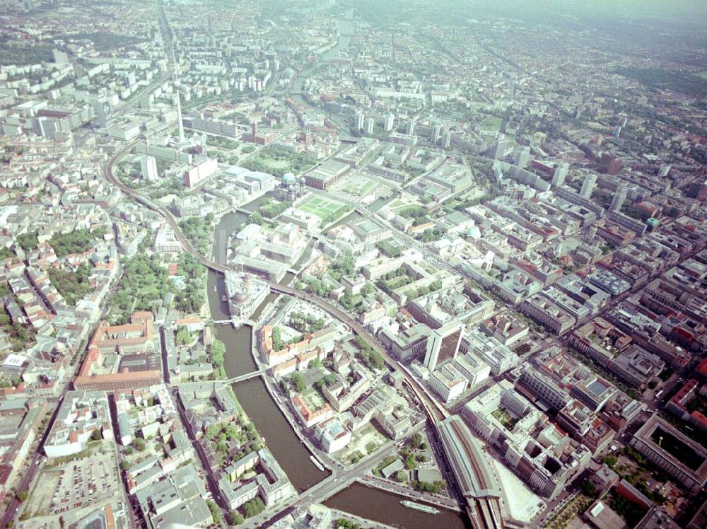 Berlin - Mitte aus der Vogelperspektive: IHZ der WBM-Gruppe am Bahnhof Friedrichstraße in Berlin-Mitte