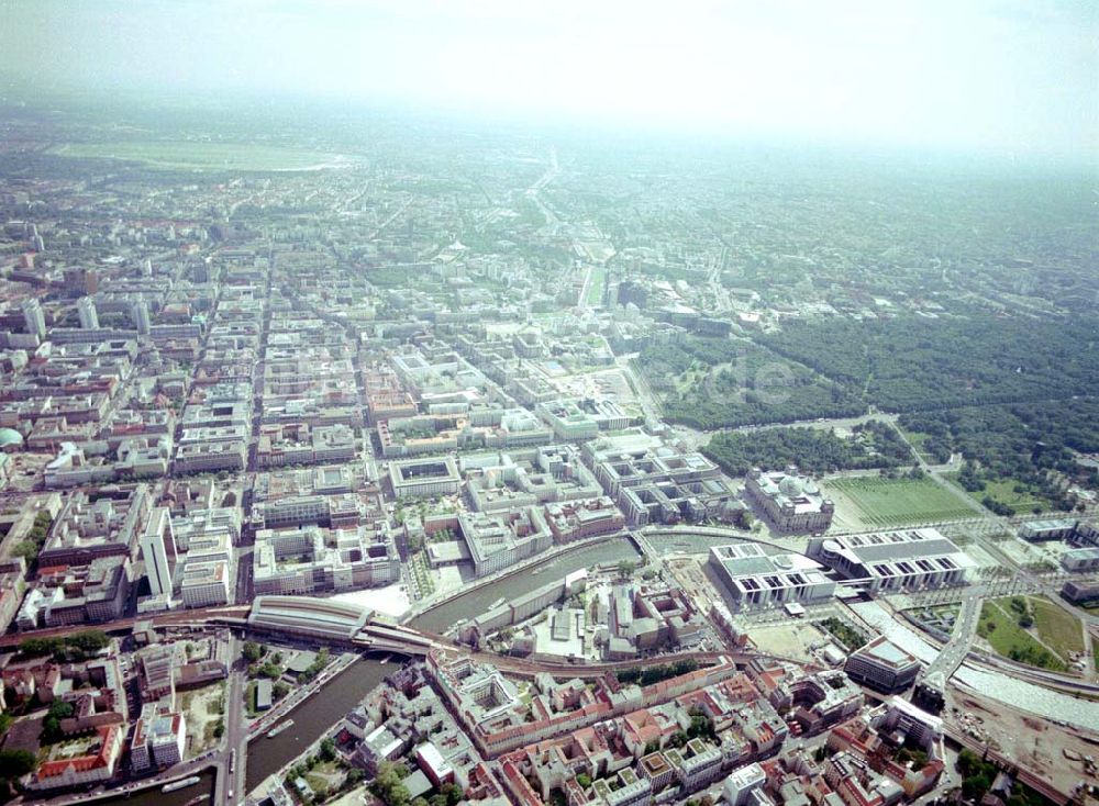 Luftaufnahme Berlin - Mitte - IHZ der WBM-Gruppe am Bahnhof Friedrichstraße in Berlin-Mitte