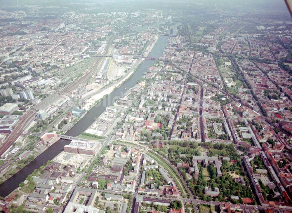 Berlin - Friedrichshain-Kreuzberg aus der Vogelperspektive: IHZ der WBM-Gruppe am Bahnhof Friedrichstraße in Berlin-Mitte