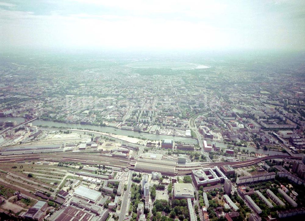 Berlin - Friedrichshain aus der Vogelperspektive: IHZ der WBM-Gruppe am Bahnhof Friedrichstraße in Berlin-Mitte