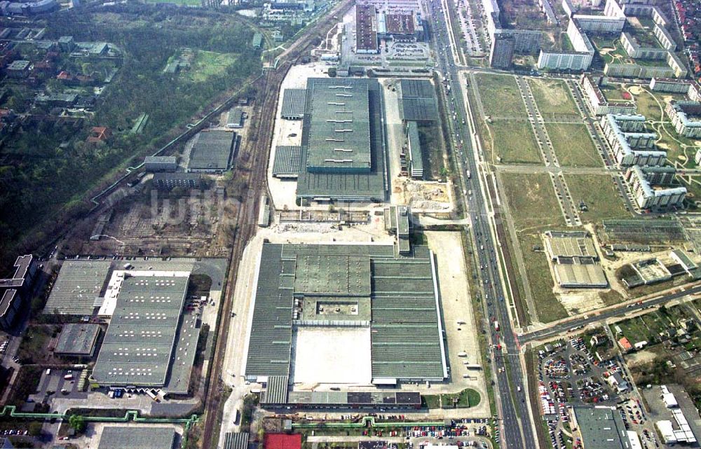 Berlin - Lichtenberg von oben - IKEA-Baustelle am ehemaligen Großhandelslager an der Landsberger Allee / Rhinstraße in Berlin - Lichtenberg. 09.04.2002