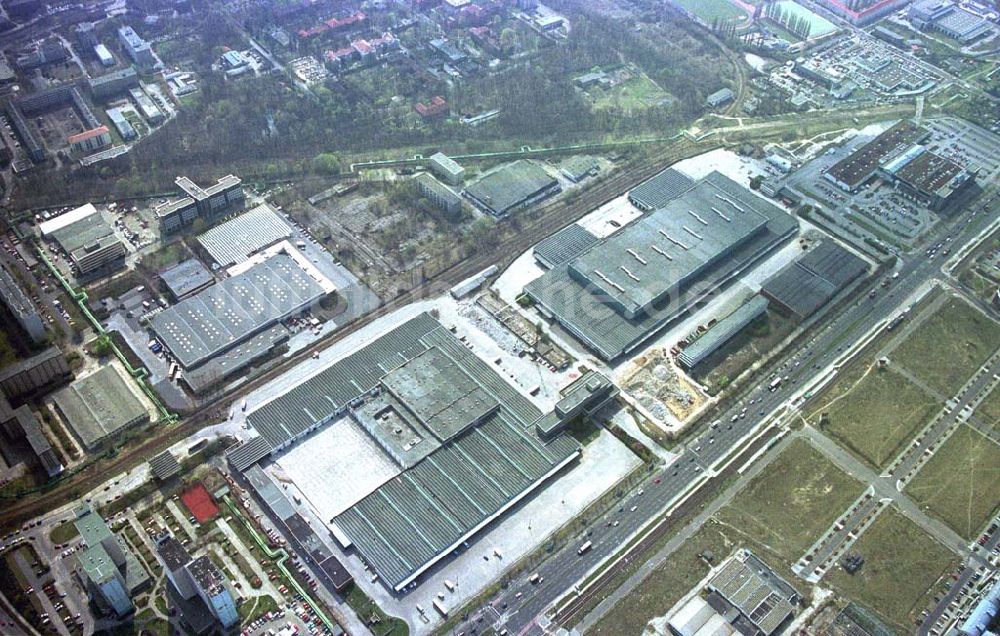 Berlin - Lichtenberg aus der Vogelperspektive: IKEA-Baustelle am ehemaligen Großhandelslager an der Landsberger Allee / Rhinstraße in Berlin - Lichtenberg. 09.04.2002